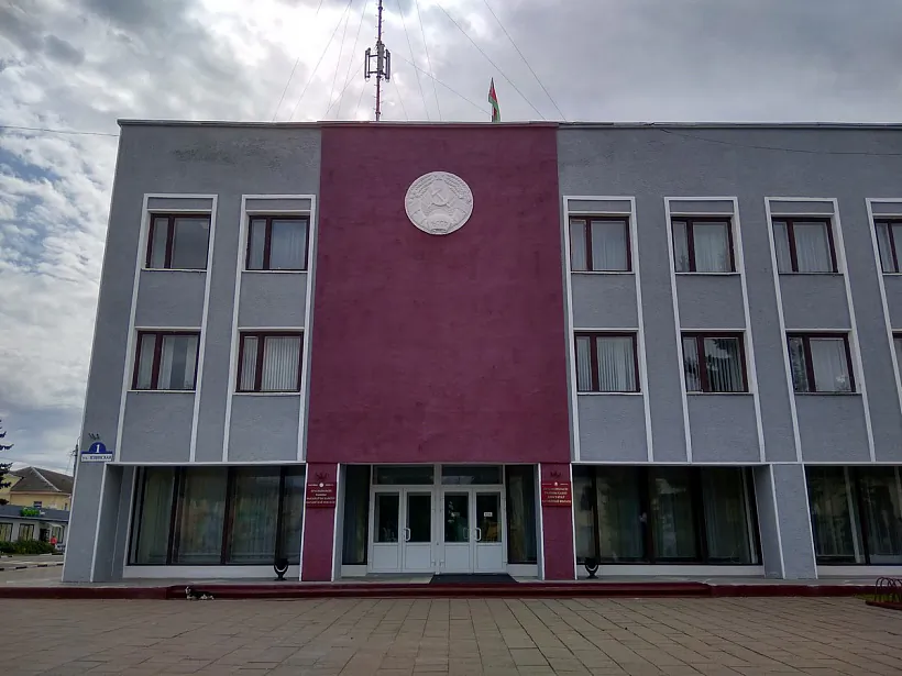 Budynak Krasnapoĺskaha rajvykankama z hierbam BSSR