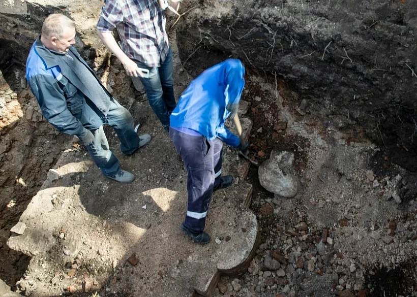 Raskrapavanaja trochstupieńčaja piliastra carkvy XII stahoddzia ŭ raskopie na terytoryi Novaha zamka