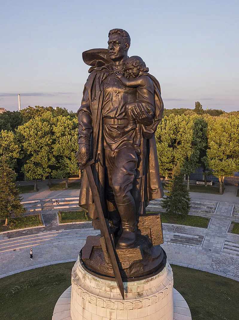 Pomnik savieckamu vajaru-vyzvoĺniku ŭ Bierlinie