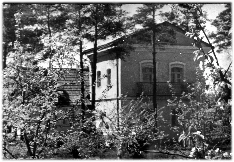 Dom-hibryd Jakuba Kolasa z draŭlianaj i cahlianaj častkami Dom-hibryd Jakuba Kolasa z draŭlianaj i cahlianaj častkami