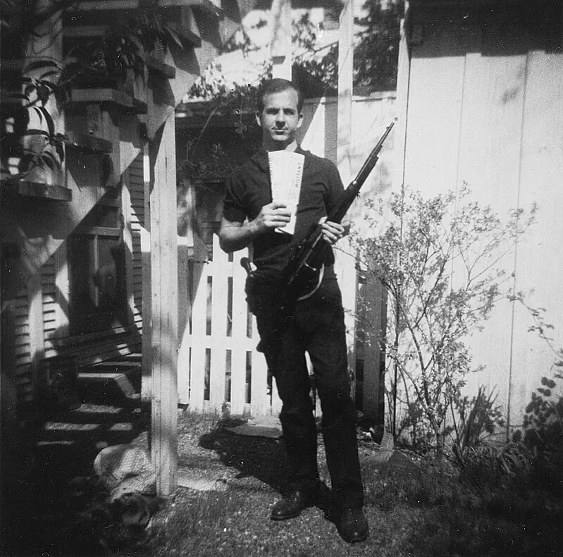 Lee_Harvey_Oswald_with_rifle,_taken_in_Oswald's_back_yard,_Neely_Street,_Dallas_Texas,_March_1963,_CE133A.jpg Lee_Harvey_Oswald_with_rifle,_taken_in_Oswald's_back_yard,_Neely_Street,_Dallas_Texas,_March_1963,_CE133A.jpg