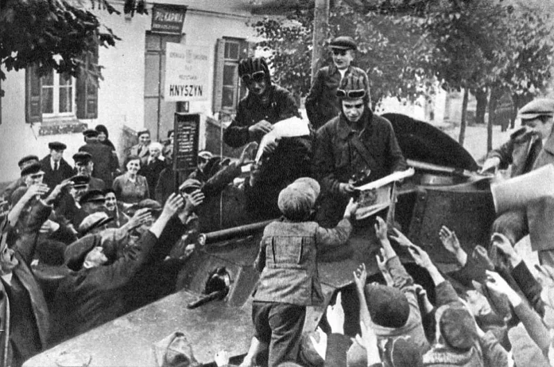 Народ Заходняй Беларусі сустракае Чырвоную армію (2).jpg