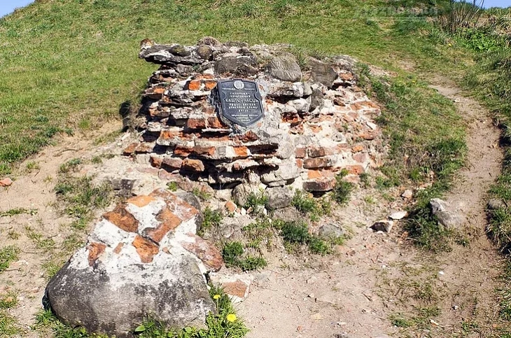 Reštki vialikaj bramy Zaslaŭskaha zamka da raskopak