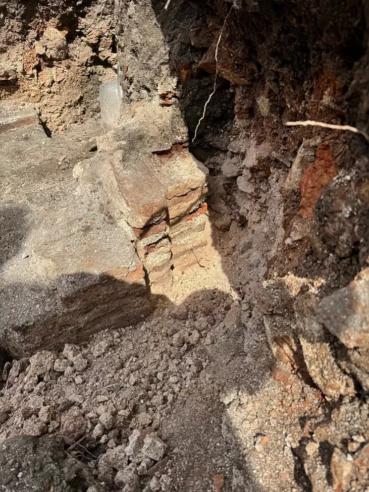 Frahmient fihurnaha abramliennia partala carkvy XII stahoddzia ŭ raskopie na terytoryi Novaha zamka