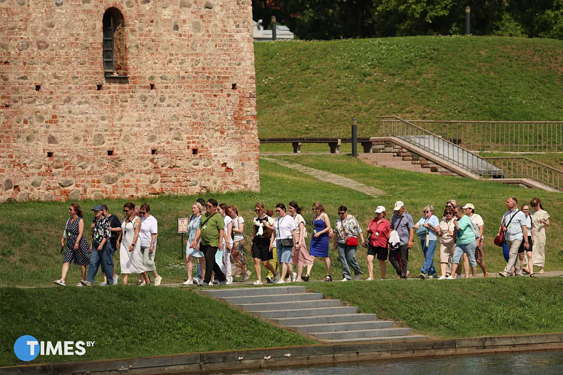 mirski-zamak-turysty-07.jpg
