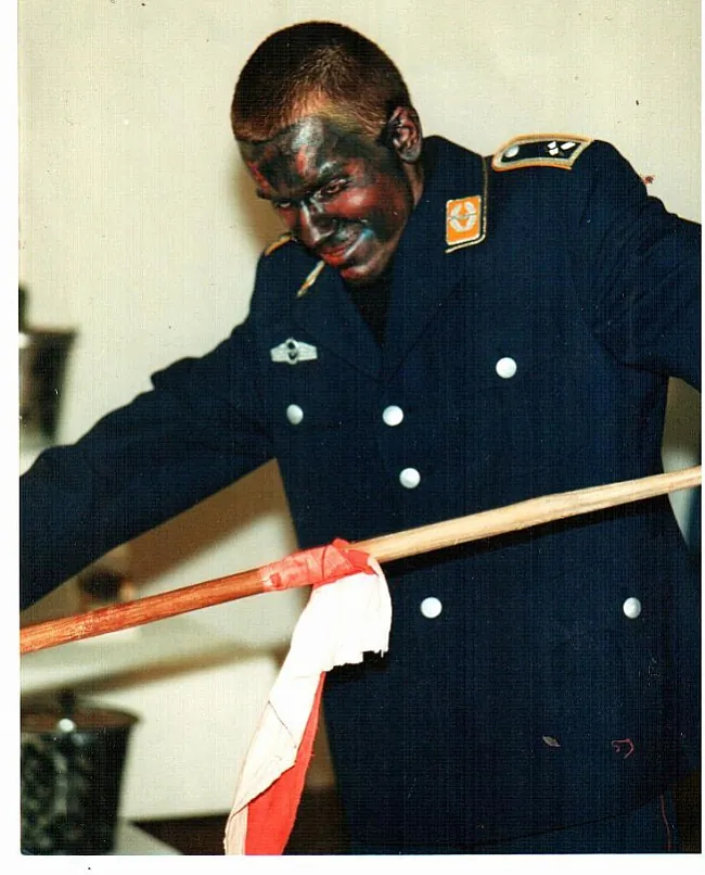 Першы супольны пэрформанс Зьмітра Вішнёва і Мітрыча "Краіна кактусаў". Мітрыч (на здымку) - у ролі палкоўніка-швейцара. Галерэя "Шостая лінія". Мінск, 10 чэрвеня 1998 г. Першы супольны пэрформанс Зьмітра Вішнёва і Мітрыча "Краіна кактусаў". Мітрыч (на здымку) - у ролі палкоўніка-швейцара. Галерэя "Шостая лінія". Мінск, 10 чэрвеня 1998 г.