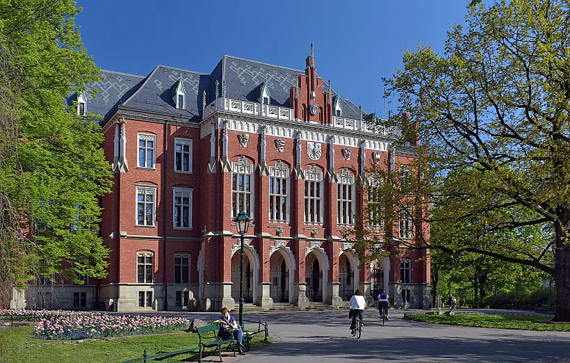 Jagiellonian_University_Collegium_Novum,_1882_designed_by_Feliks_Księżarski,_24_Gołębia_street,_Old_Town,_Krakow,_Poland.jpg Jagiellonian_University_Collegium_Novum,_1882_designed_by_Feliks_Księżarski,_24_Gołębia_street,_Old_Town,_Krakow,_Poland.jpg