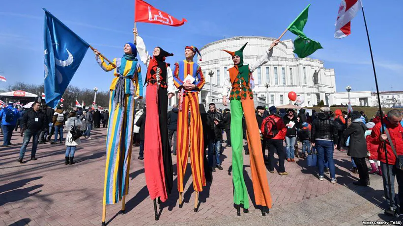 Vystuplennie vuličnaha teatra «Vir» na sviatočnym kancercie «BNR-100» u Minsku Vystuplennie vuličnaha teatra «Vir» na sviatočnym kancercie «BNR-100» u Minsku