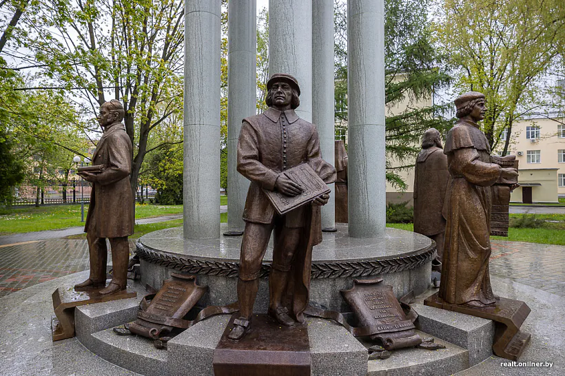Pomnik «Zalatoje kaĺco bielaruskaj navuki» ŭ Minsku Pomnik «Zalatoje kaĺco bielaruskaj navuki» ŭ Minsku