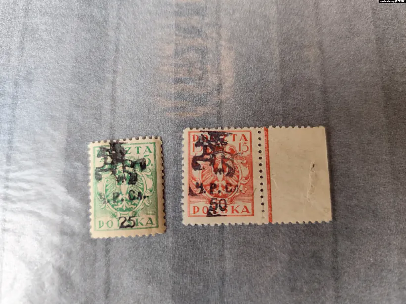 Marki časoŭ Słuckaha paŭstańnia z nadpisam «Č.R.S.» — Časovaja Rada Słuččyny. Fota: Radyjo Svaboda. Marki časoŭ Słuckaha paŭstańnia z nadpisam «Č.R.S.» — Časovaja Rada Słuččyny. Fota: Radyjo Svaboda.