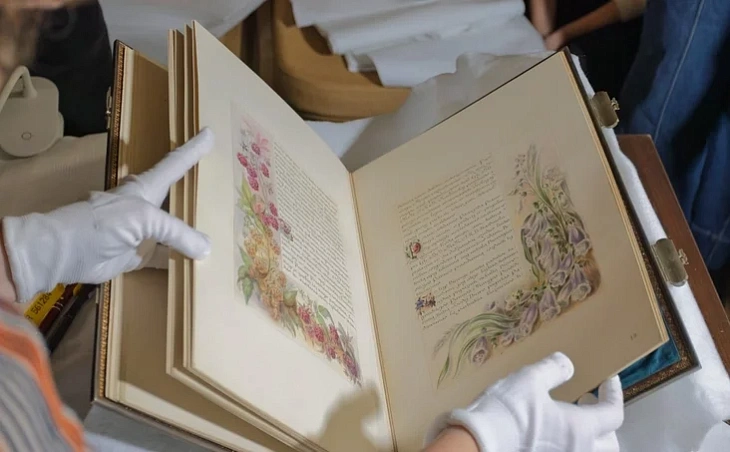 Litoŭskamoŭnaja viersija ŭpryhožana maliunkami roznych raslin i kvietak