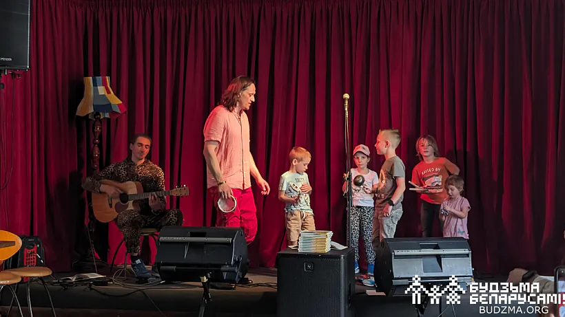 Дзеці спяваюць разам з Сержуком Доўгушавым падчас прэзентацыі «Дзіцячага спеўніка»