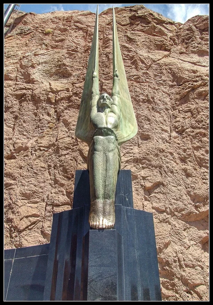 Krylataja fihura Respubliki na placinie Huviera. 1937 h.