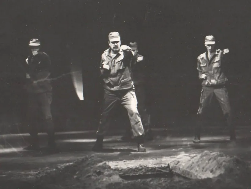 Scena sa spiektaklia «Cynkavyja chlopčyki». Režysior Valieryj Rajeŭski. Teatr imia Janki Kupaly (1991-1992 hh). Scena sa spiektaklia «Cynkavyja chlopčyki». Režysior Valieryj Rajeŭski. Teatr imia Janki Kupaly (1991-1992 hh).