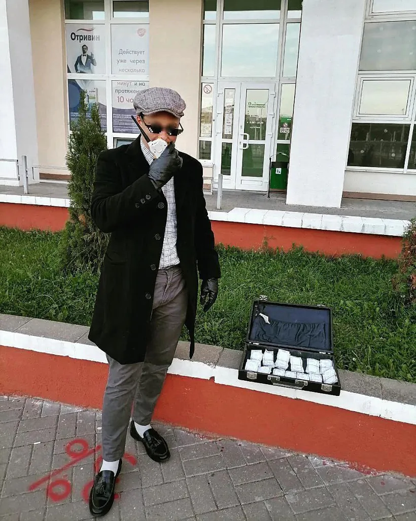 04 Chepieninh z padačaj hrošaj padčas pratestaŭ.jpg 04 Chepieninh z padačaj hrošaj padčas pratestaŭ.jpg