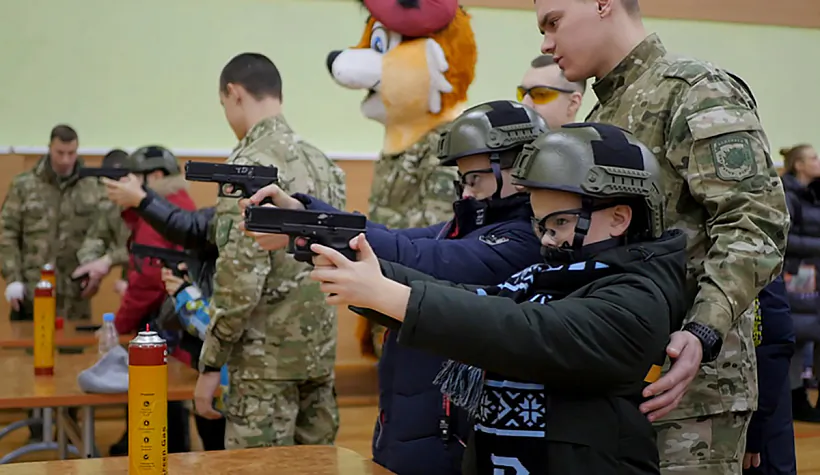 Dzieci z akupavanaj ukrainskaj Horlaŭki