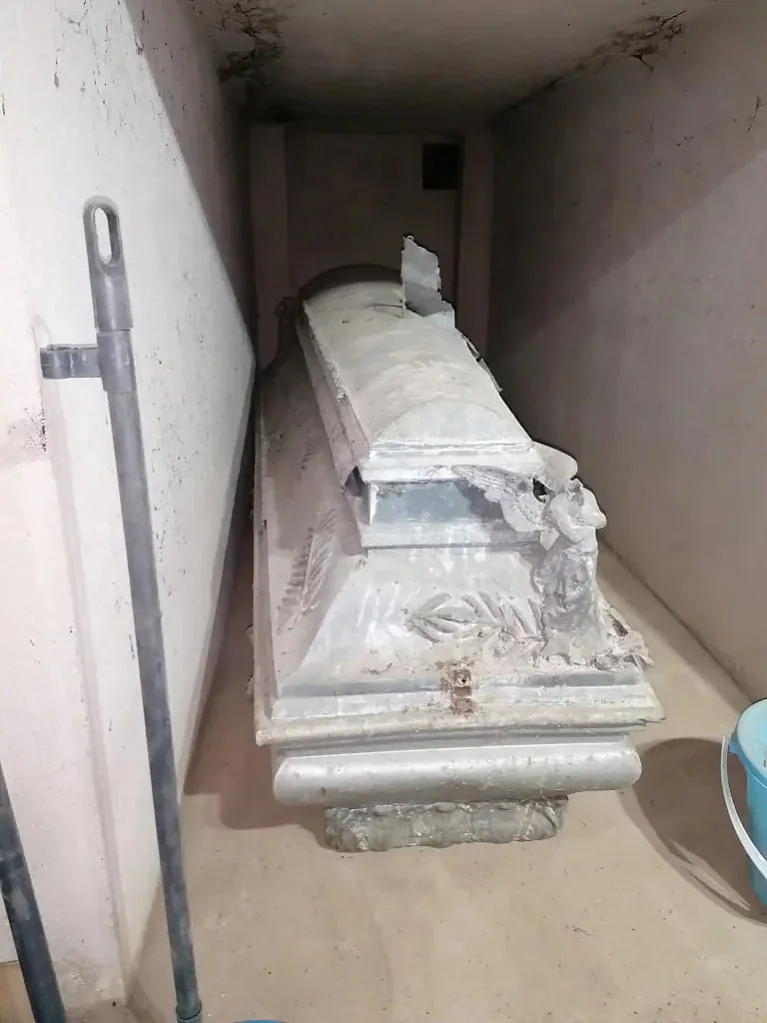 Adzin z paškodžanych sarkafahaŭ i imiannaja šyĺda pachavanaha z rodu Kačanoŭ