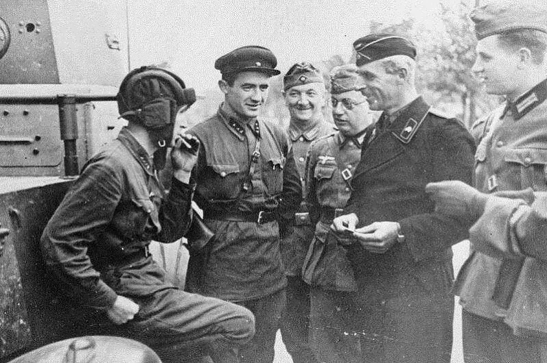 Žaŭniery stalinskaha Savieckaha Sajuza i hitlieraŭskaj Hiermanii na paradzie ŭ Brescie