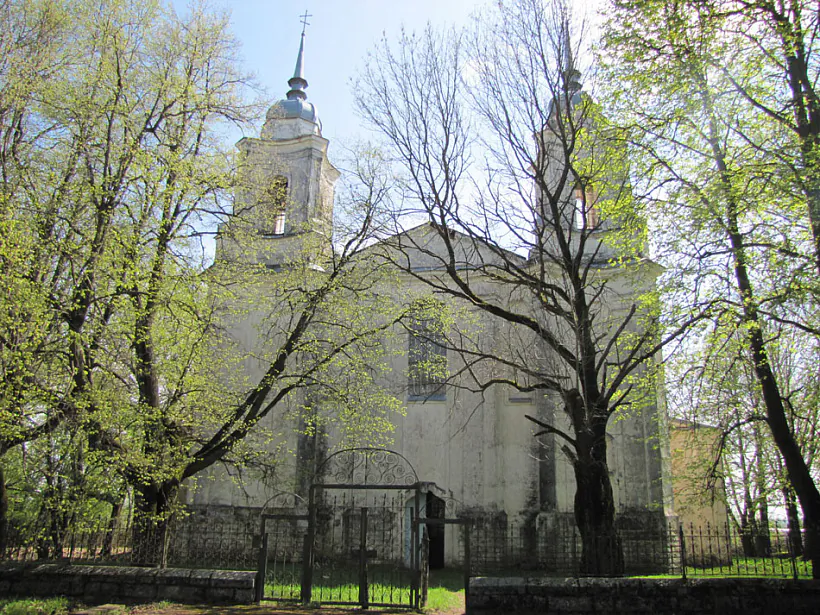 Chram u styli vilienskaha baroka ŭ Liubavičach za Rudniaj, u Smalienskaj voblasci Rasii