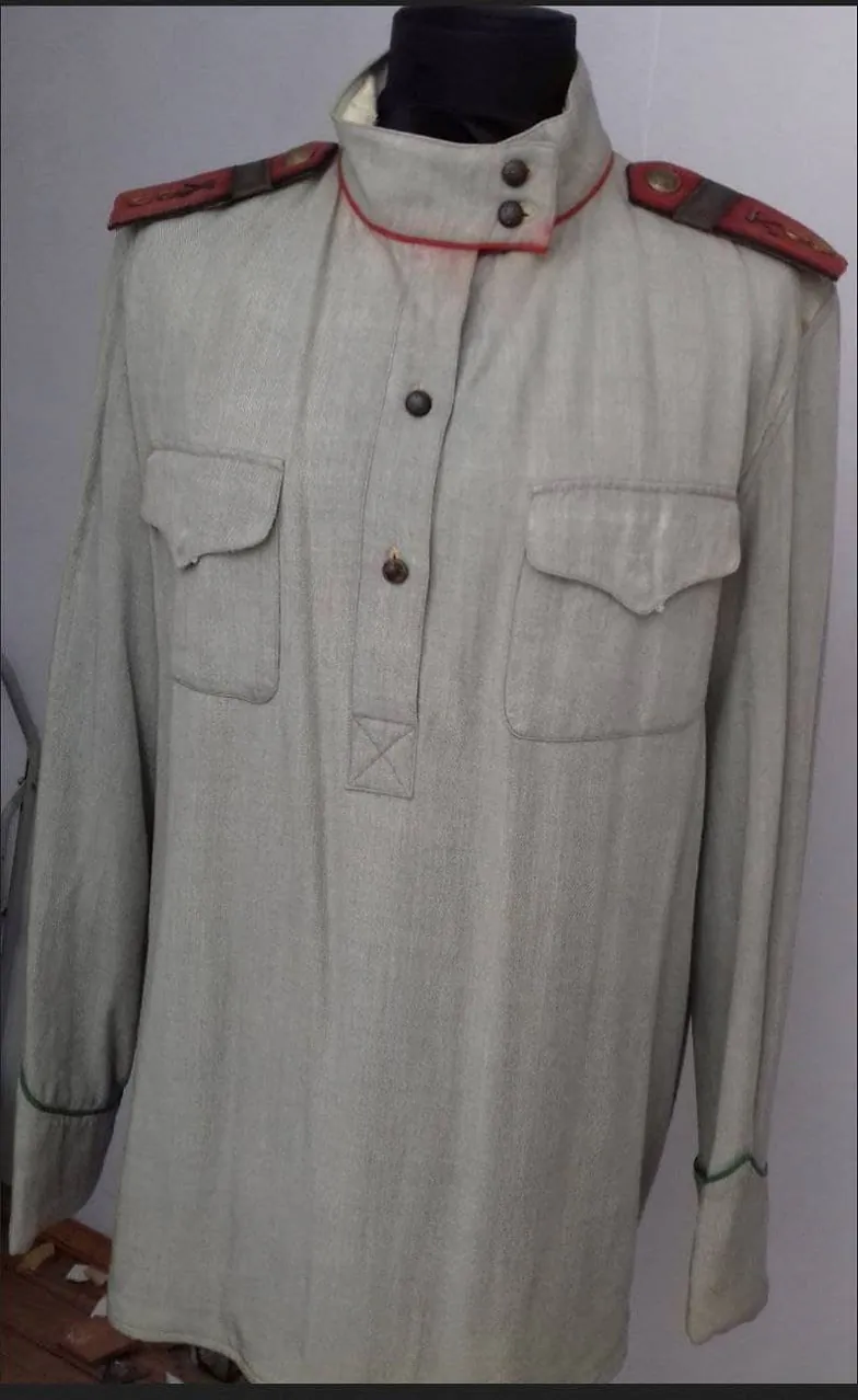 Гімнасцёрка расейскай арміі - іх насілі ва ўсіх арміях у Грамадзянскую вайну.jpg Гімнасцёрка расейскай арміі - іх насілі ва ўсіх арміях у Грамадзянскую вайну.jpg