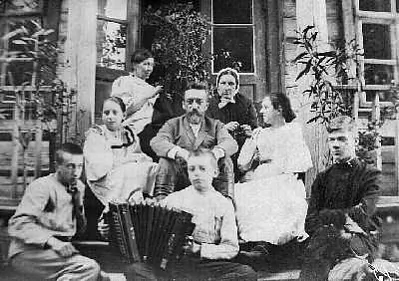 Янка Лучына ў атачэньні сваякоў на ганку маёнтка Зацярэва Янка Лучына ў атачэньні сваякоў на ганку маёнтка Зацярэва