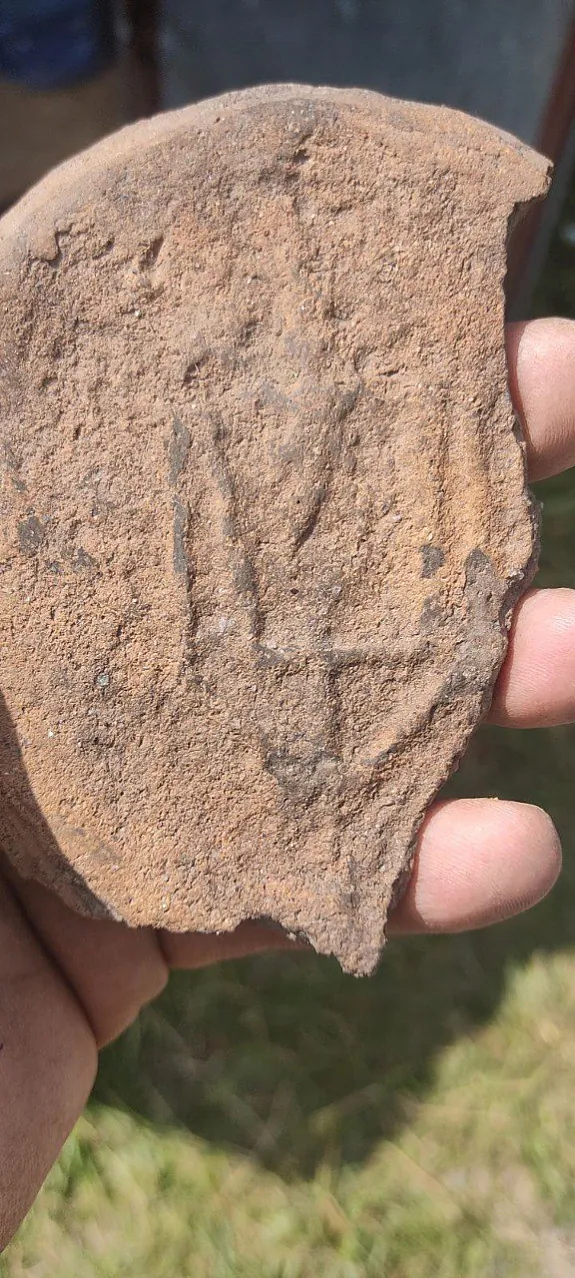 raskopki-miensk.jpg Фрагмент посуду з трызубам Ізяслава