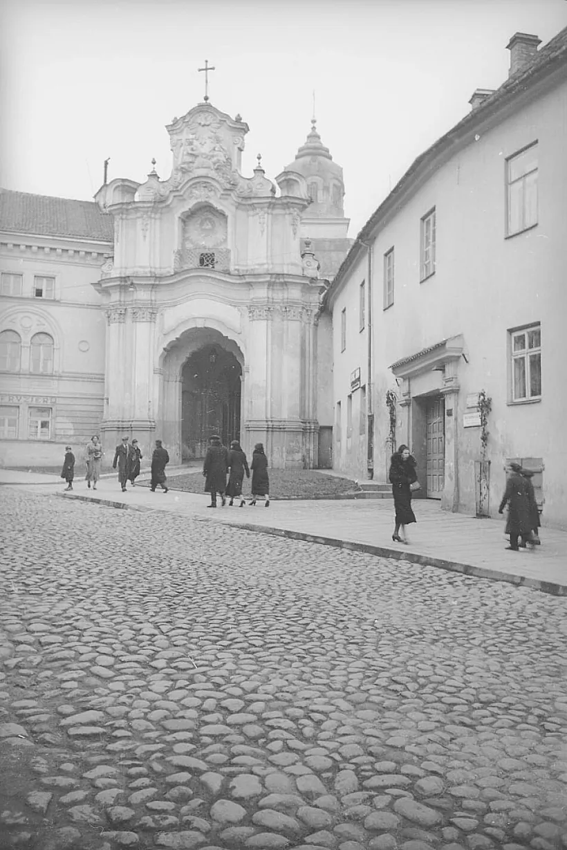 Za hetaj baročnaj bramaj znachodziacca bazylianskija mury — bylyja manastyrskija budynki, dzie filamataŭ trymali ŭ zniavolienni padčas sliedstva