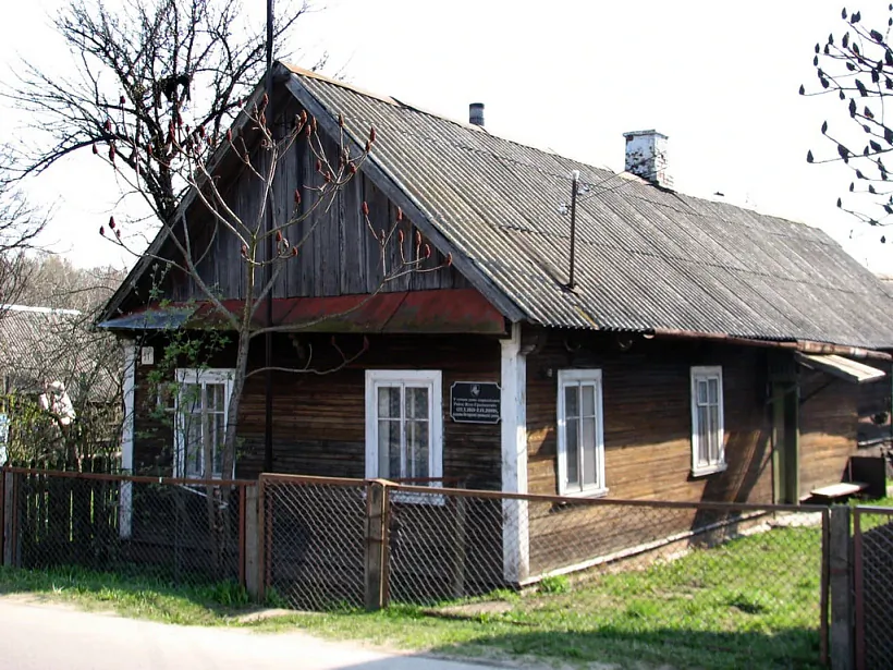 Pamiatnaja doška na domie ŭ Pružanach, dzie naradzilasia Raisa Žuk-Hryškievič