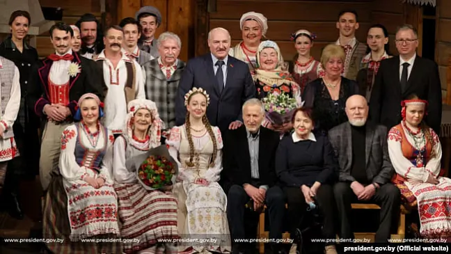 Lukašenka z abnoŭlienaj trupaj Kupalaŭskaha teatru, kudy ŭvajšli rasiejskija pravincyjnyja aktory Lukašenka z abnoŭlienaj trupaj Kupalaŭskaha teatru, kudy ŭvajšli rasiejskija pravincyjnyja aktory