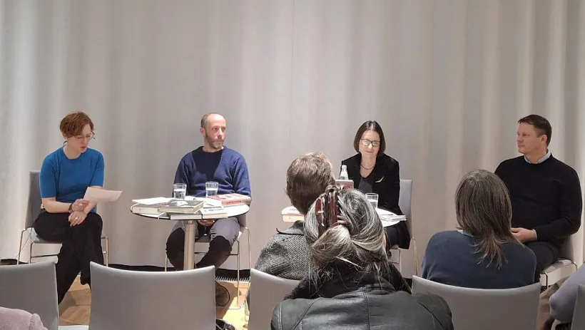 Padčas prezientacyi niamieckamoŭnaha vydannia knihi «Ja z vohniennaj vioski» 18 listapada ŭ Bierlinie Padčas prezientacyi niamieckamoŭnaha vydannia knihi «Ja z vohniennaj vioski» 18 listapada ŭ Bierlinie