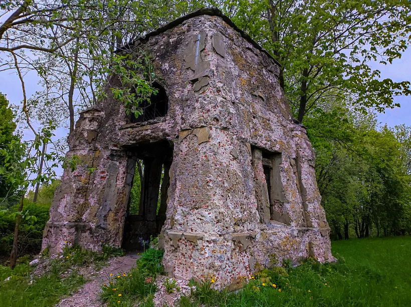 Капліца побач са Свята-Аляксееўскай царквой у Смалянах. Фота: budzma.org  Капліца побач са Свята-Аляксееўскай царквой у Смалянах. Фота: budzma.org