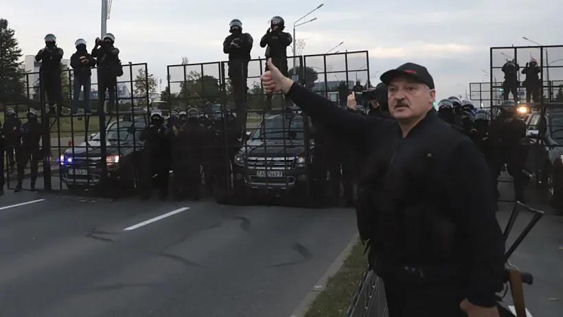 Lukašenka z aŭtamatam kalia Palacu Niezaliežnaści