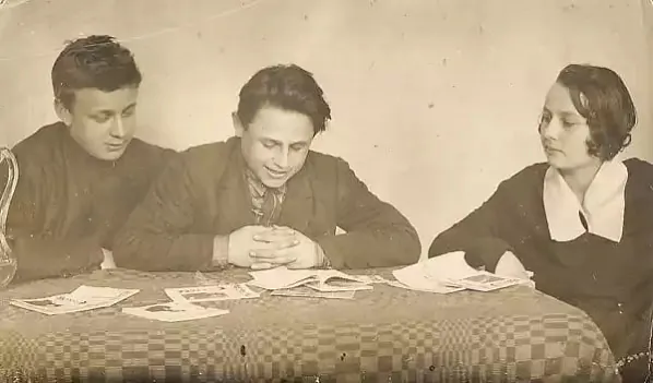 Valiery Marakoŭ, Janka Bobryk i Jaŭhienija Pfliaŭmbaŭm hartajuć knihi z biblijatečki «Maladniaka». 1925 hod. Z fondaŭ Bielaruskaha dziaržaŭnaha archiva-muzieja litaratury i mastactva (BDAMLIM) Valiery Marakoŭ, Janka Bobryk i Jaŭhienija Pfliaŭmbaŭm hartajuć knihi z biblijatečki «Maladniaka». 1925 hod. Z fondaŭ Bielaruskaha dziaržaŭnaha archiva-muzieja litaratury i mastactva (BDAMLIM)