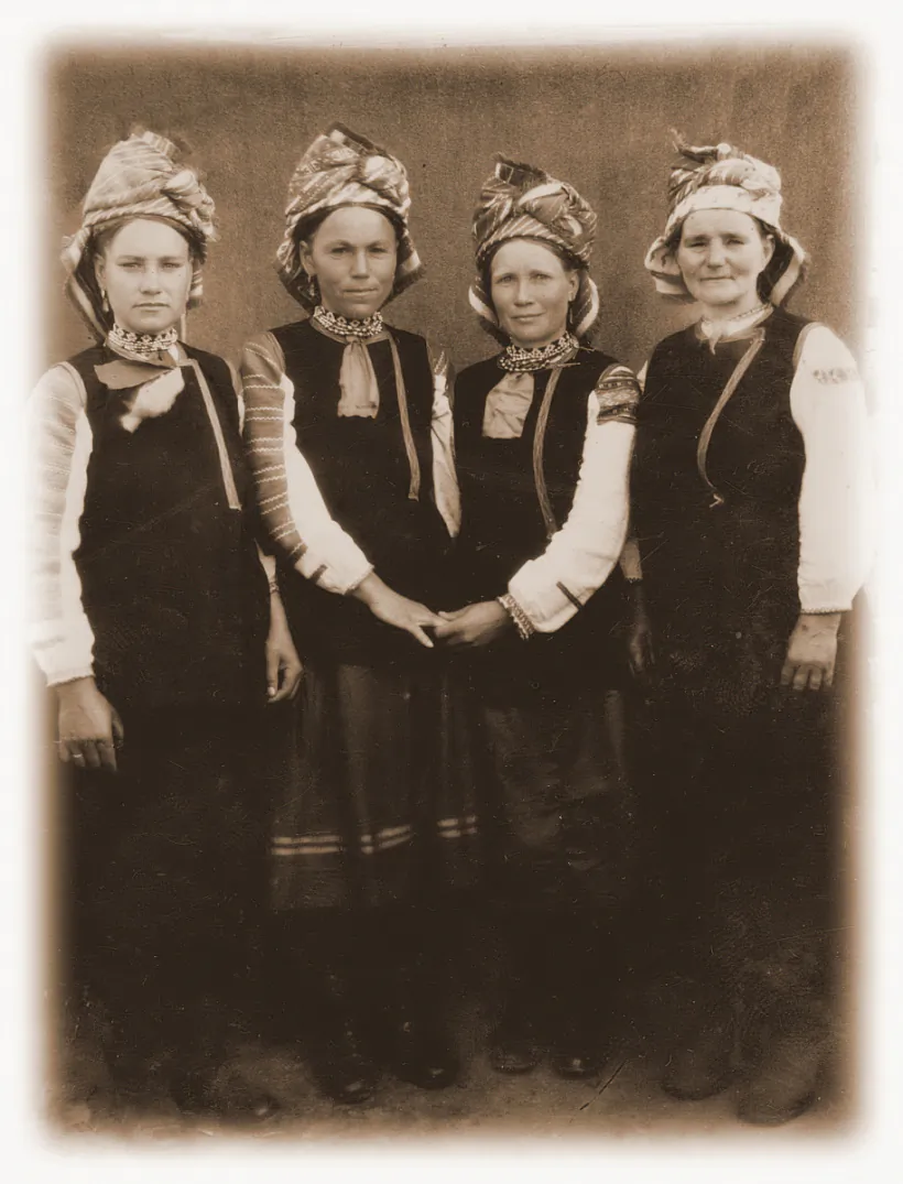 Жыхаркі Неглюбкі ў святочных касцюмах. Пачатак 1950-х гг. Фота Фёдара Кавалёва. Апублікавана у 2020 г. на gp.by 