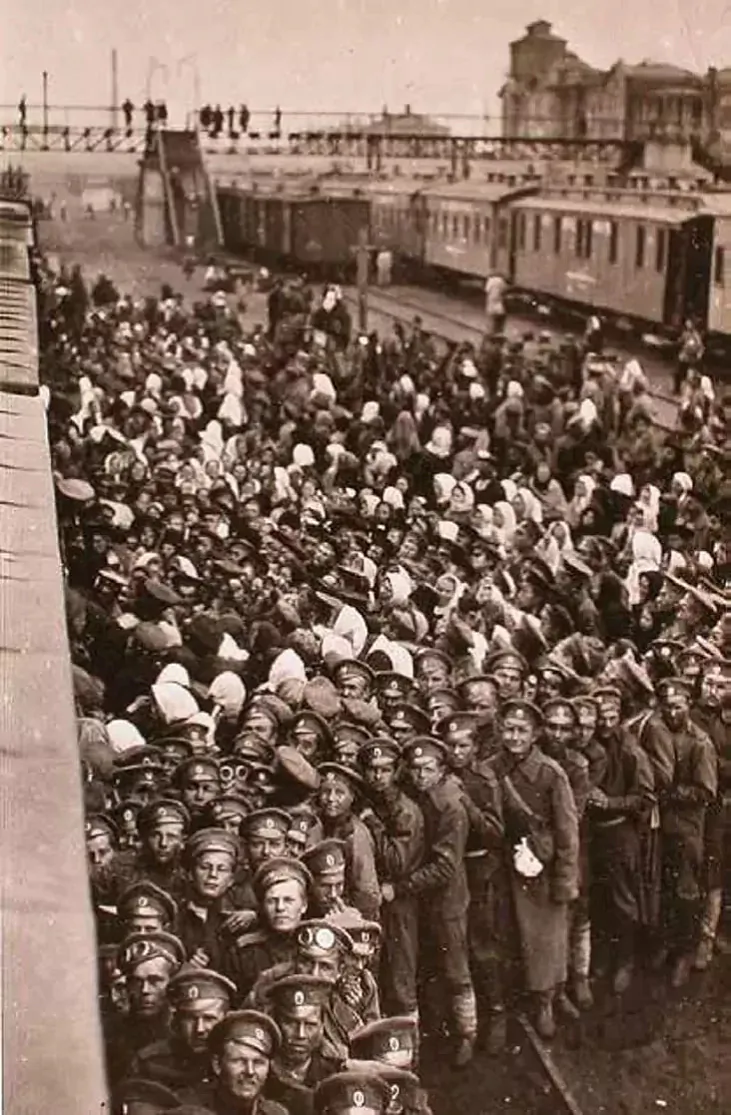 Liudzi stajać u čarzie pa chlieb i cukar ad Čyrvonaha Kryža ŭ Babrujsku Liudzi stajać u čarzie pa chlieb i cukar ad Čyrvonaha Kryža ŭ Babrujsku