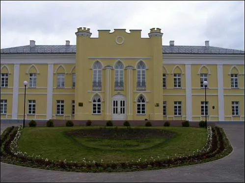 Стрэльчатыя вокны фасада будынка як сведчанне неагатычных архітэктурных формаў. Крыніца: radzima.org