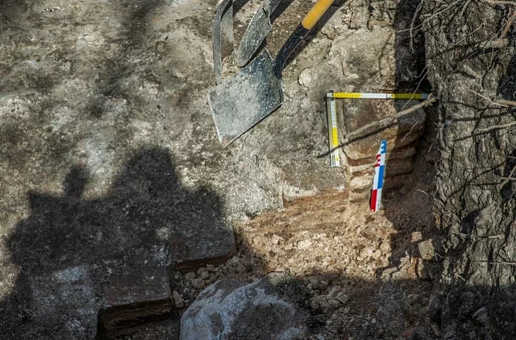 Sciana carkvy XII stahoddzia ŭ raskopie na terytoryi Novaha zamka