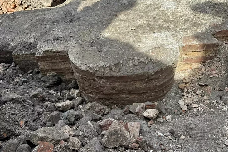 Raskrapavanaja trochstupieńčataja piliastra carkvy XII stahoddzia