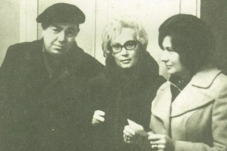 Уладізмір Караткевіч з маці і жонкай Уладізмір Караткевіч з маці і жонкай