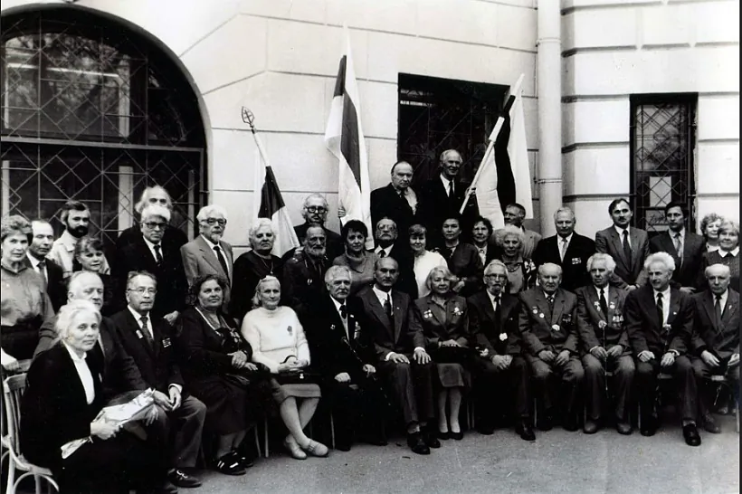 Siabry «Bielaruskaha demakratyčnaha abjadnannia vieteranaŭ vajny» kalia siadziby BNF. 1994 h. Siabry «Bielaruskaha demakratyčnaha abjadnannia vieteranaŭ vajny» kalia siadziby BNF. 1994 h.