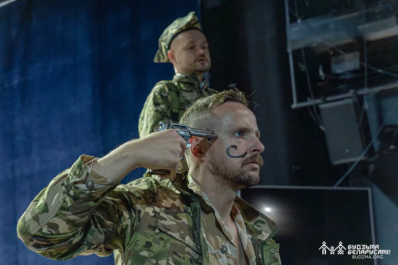 06-stonka-kazela.jpg Мікалай Стонька ў ролі Лёксы Шпуля, Аляксандр Казела ў ролі жаўнера Жабы (слугі Эдгара)