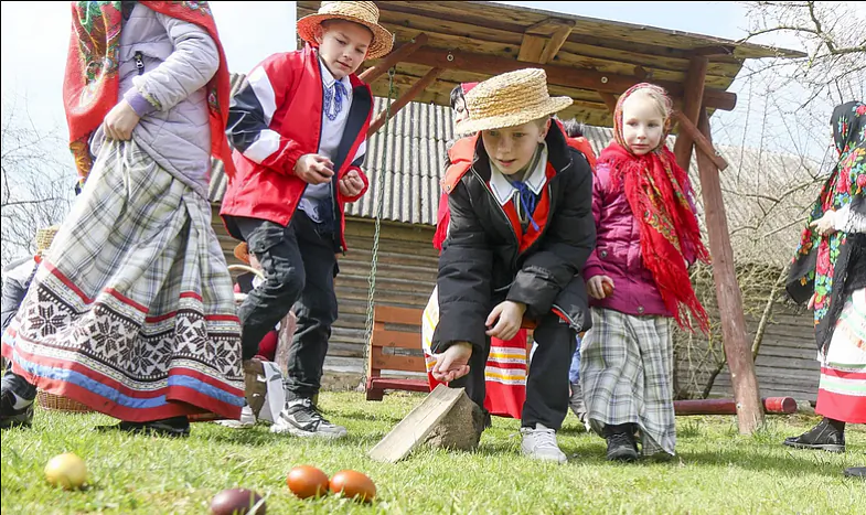 Fota «Valačobniki» — abrad na Vialikdzień, v. Zapruddzie, Hlybocki rajon. Fota Aĺfreda Mikusa, tradycyja.com Fota «Valačobniki» — abrad na Vialikdzień, v. Zapruddzie, Hlybocki rajon. Fota Aĺfreda Mikusa, tradycyja.com