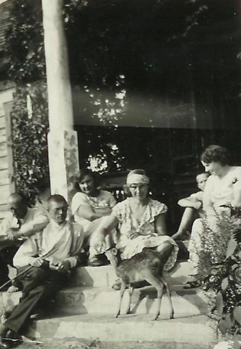 Sarna, jakaja niekaĺki hadoŭ žyla ŭ majontku Jasiova. 1930-ja hady Sarna, jakaja niekaĺki hadoŭ žyla ŭ majontku Jasiova. 1930-ja hady