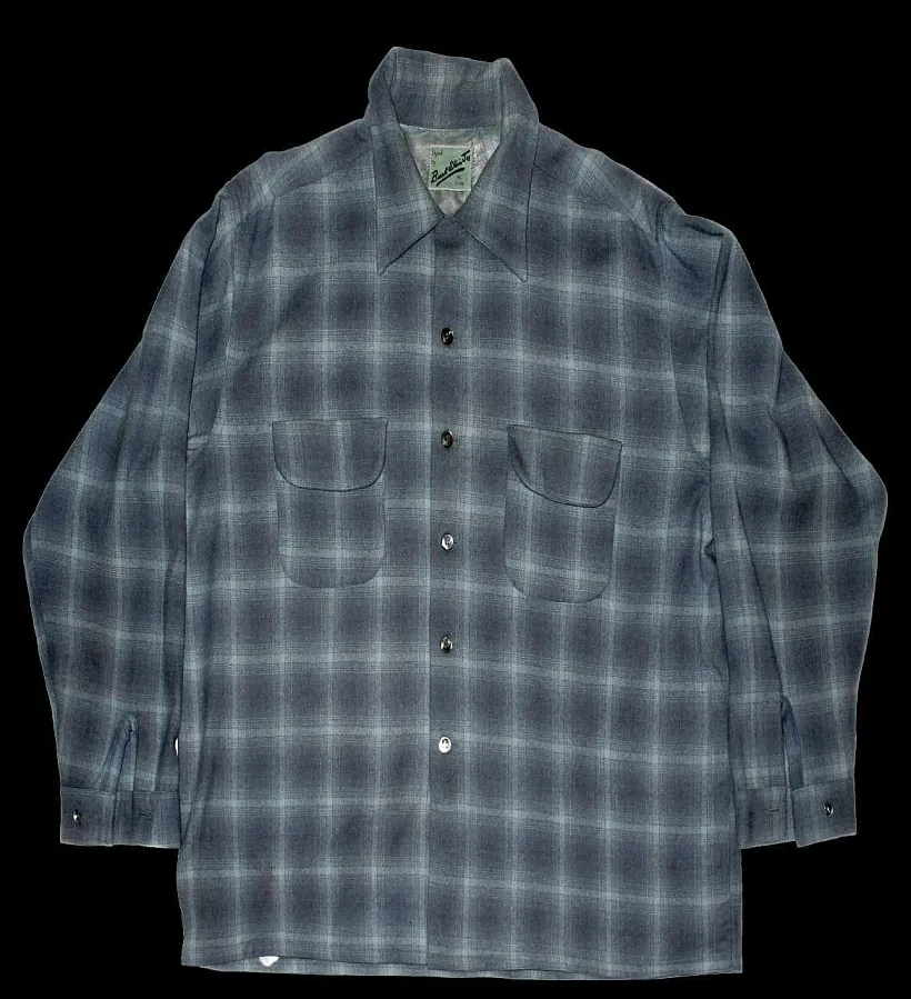 Amierykanskaja kašulia «ŭ klietku» šera-blakitnaha kolieru z voŭny (z anhlijskamoŭnaj birkaj), jakuju nasiŭ Jakub Kolas. Krynica: muziej Jakuba Kolasa