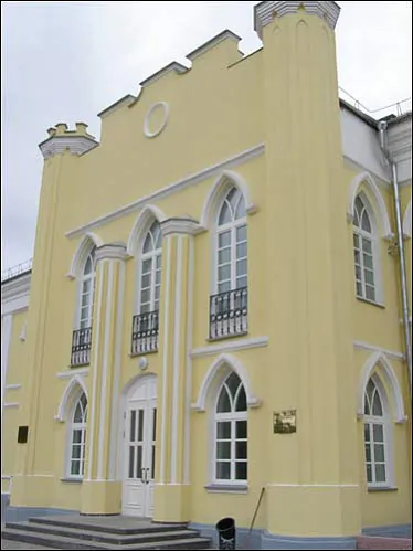 Галоўны фасад, які яскрава адлюстроўвае стыль класіцызм. Фота: radzima.org