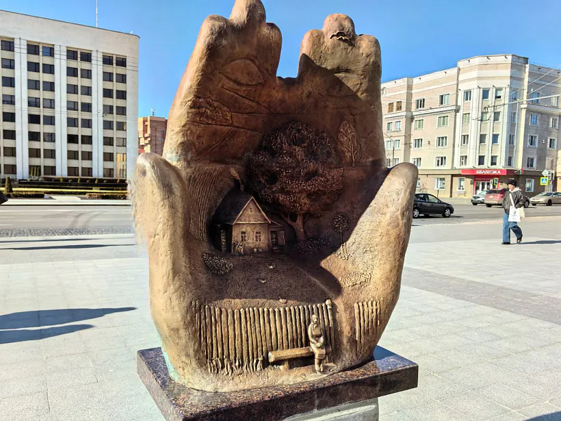 Skuĺptura «Spadčyna» na ploščy Adzinstva ŭ Mahiliovie Skuĺptura «Spadčyna» na ploščy Adzinstva ŭ Mahiliovie