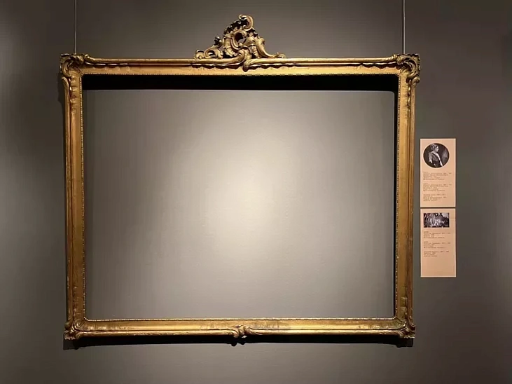 Rama na miescy stračanaj u čas vajny karciny «Dažynki» pendzlia Fierdynanda Ruščyca Rama na miescy stračanaj u čas vajny karciny «Dažynki» pendzlia Fierdynanda Ruščyca