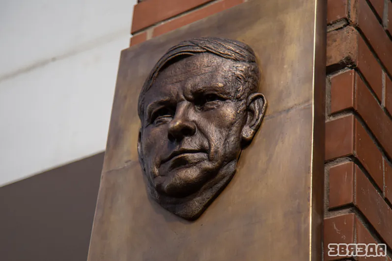  Мемарыяльная дошка Васіля Быкава ў Мінску. Крыніца: zviazda.by