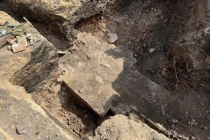 Sciana carkvy XII stahoddzia ŭ raskopie na terytoryi Novaha zamka