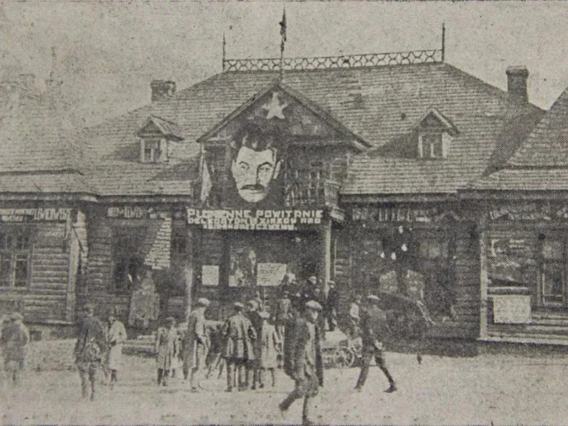 Nadpis pa-poĺsku razam z partretam Stalina na adnym z budynkaŭ Kojdanava (ciapierašni Dziaržynsk) 20.jpg